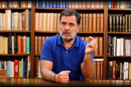 लोकसभा में महिला आरक्षण बिल पर बहस के दौरान राहुल गांधी और स्पीकर ओम बिरला के बीच चर्चा का दृश्य, सदन में मौजूद सांसद और गंभीर माहौल