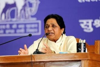 बसपा एसआईआर अभियान की समीक्षा करती हुई, मायावती और पार्टी पदाधिकारियों के साथ चुनावी रणनीति पर चर्चा का दृश्य