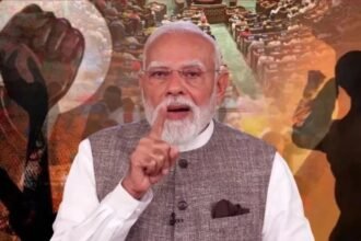 प्रधानमंत्री नरेंद्र मोदी महिला आरक्षण बिल पर विपक्ष की आलोचना करते हुए देश को संबोधित करते हुए, मंच पर गंभीर मुद्रा में भाषण देते हुए