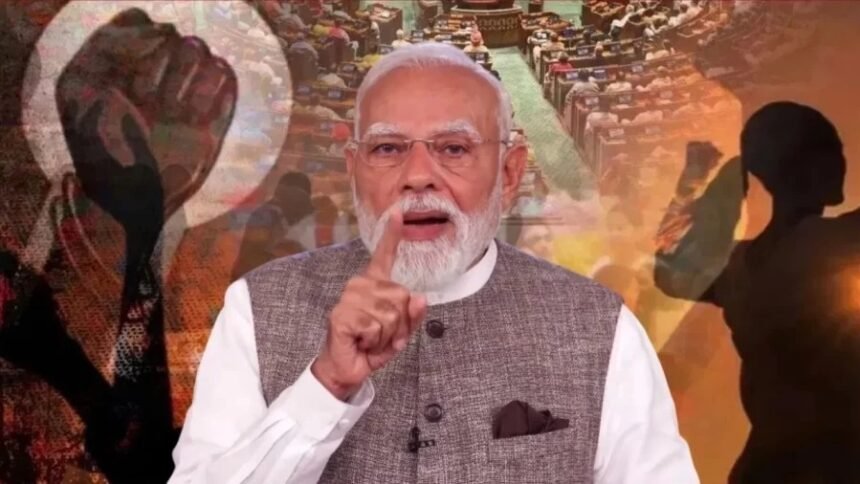 प्रधानमंत्री नरेंद्र मोदी महिला आरक्षण बिल पर विपक्ष की आलोचना करते हुए देश को संबोधित करते हुए, मंच पर गंभीर मुद्रा में भाषण देते हुए