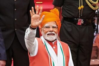 पश्चिम बंगाल के नादिया में चुनावी रैली के दौरान प्रधानमंत्री नरेंद्र मोदी भाषण देते हुए, मंच पर भीड़ और राजनीतिक माहौल को दर्शाता दृश्य