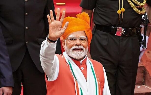 पश्चिम बंगाल के नादिया में चुनावी रैली के दौरान प्रधानमंत्री नरेंद्र मोदी भाषण देते हुए, मंच पर भीड़ और राजनीतिक माहौल को दर्शाता दृश्य