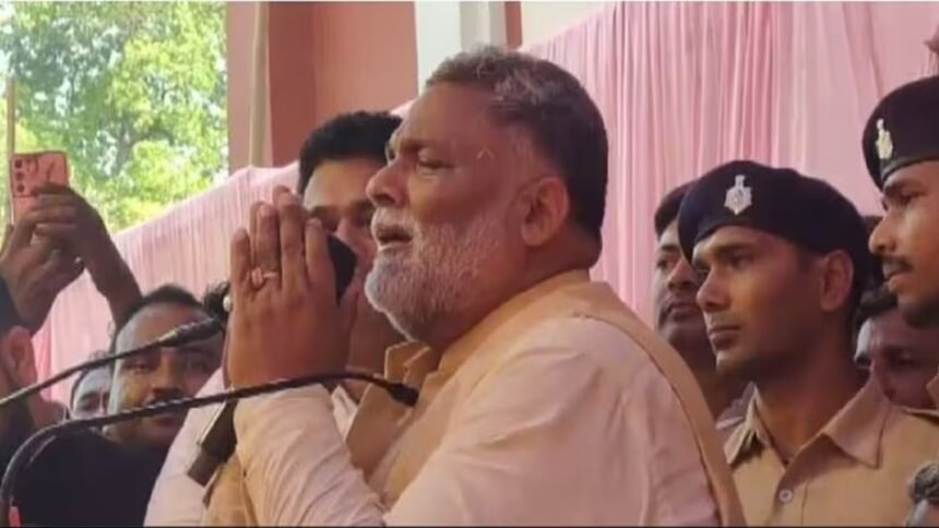 Pappu Yadav मीडिया से बात करते हुए, विवादित बयान के बाद माफी और सफाई देते नजर आ रहे हैं