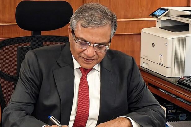 ज्ञानेश कुमार और मनोज कुमार अग्रवाल रिकॉर्ड मतदान के आंकड़े साझा करते हुए प्रेस कॉन्फ्रेंस में जानकारी देते हुए