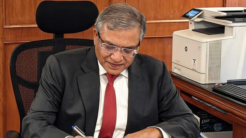 ज्ञानेश कुमार और मनोज कुमार अग्रवाल रिकॉर्ड मतदान के आंकड़े साझा करते हुए प्रेस कॉन्फ्रेंस में जानकारी देते हुए
