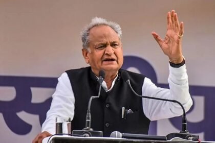 अशोक गहलोत मीडिया से बातचीत करते हुए, AAP में बगावत और बीजेपी पर लगाए गए आरोपों पर बयान देते हुए