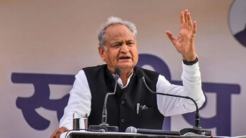 अशोक गहलोत मीडिया से बातचीत करते हुए, AAP में बगावत और बीजेपी पर लगाए गए आरोपों पर बयान देते हुए