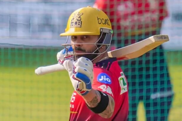 विराट कोहली बल्लेबाजी करते हुए चौका लगाते नजर आ रहे हैं, IPL में 800 चौकों का रिकॉर्ड बनाते हुए