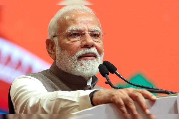 बैरकपुर में आयोजित चुनावी रैली में प्रधानमंत्री नरेंद्र मोदी भाषण देते हुए, मंच पर बड़ी भीड़ और सुरक्षा व्यवस्था दिखाई दे रही है