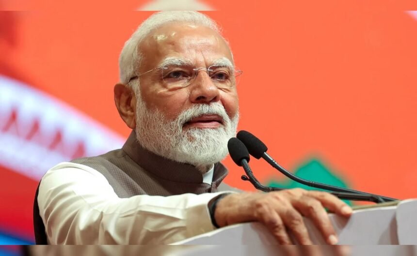 बैरकपुर में आयोजित चुनावी रैली में प्रधानमंत्री नरेंद्र मोदी भाषण देते हुए, मंच पर बड़ी भीड़ और सुरक्षा व्यवस्था दिखाई दे रही है