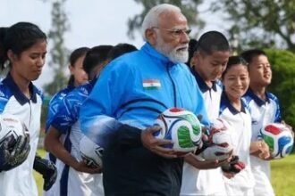 प्रधानमंत्री नरेंद्र मोदी सिक्किम के गंगटोक में युवाओं के साथ फुटबॉल खेलते हुए और विकास परियोजनाओं के शुभारंभ कार्यक्रम में शामिल होते हुए।