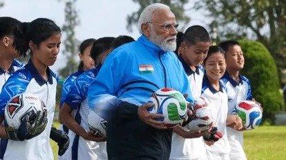 प्रधानमंत्री नरेंद्र मोदी सिक्किम के गंगटोक में युवाओं के साथ फुटबॉल खेलते हुए और विकास परियोजनाओं के शुभारंभ कार्यक्रम में शामिल होते हुए।