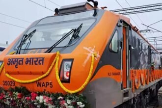 वाराणसी में प्रधानमंत्री नरेंद्र मोदी द्वारा दो नई अमृत भारत एक्सप्रेस ट्रेनों को हरी झंडी दिखाते हुए, पृष्ठभूमि में रेलवे स्टेशन और भीड़