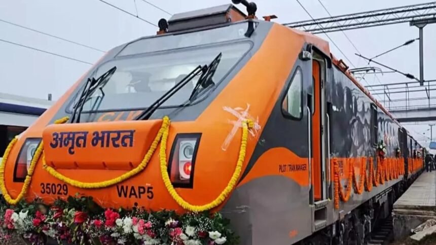 वाराणसी में प्रधानमंत्री नरेंद्र मोदी द्वारा दो नई अमृत भारत एक्सप्रेस ट्रेनों को हरी झंडी दिखाते हुए, पृष्ठभूमि में रेलवे स्टेशन और भीड़