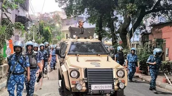 पश्चिम बंगाल में चुनाव के बाद सुरक्षा व्यवस्था के तहत केंद्रीय सशस्त्र पुलिस बल के जवानों की तैनाती और गश्त करते हुए दृश्य