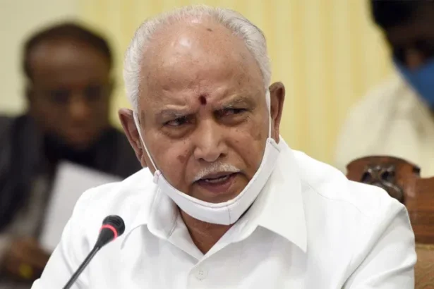 बी.एस. येदियुरप्पा दावणगेरे में भाजपा कार्यकर्ताओं को संबोधित करते हुए, मंच पर बसवराज बोम्मई और अन्य नेता मौजूद