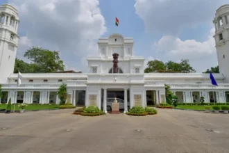 दिल्ली विधानसभा के मुख्य गेट की तस्वीर जहां सुरक्षा बल तैनात हैं