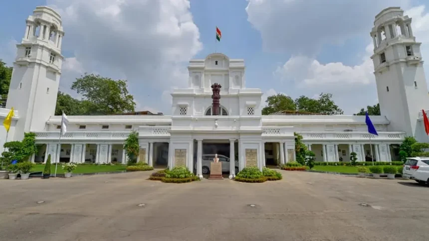 दिल्ली विधानसभा के मुख्य गेट की तस्वीर जहां सुरक्षा बल तैनात हैं