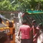 लखनऊ के अलीगंज में गिरी हुई दीवार