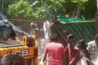 लखनऊ के अलीगंज में गिरी हुई दीवार