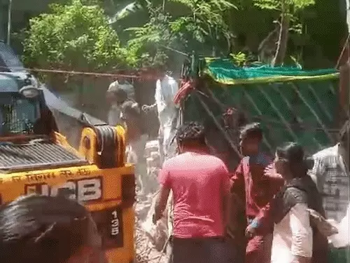 लखनऊ के अलीगंज में गिरी हुई दीवार