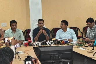 पुलिस की गिरफ्त में खड़े 6 आरोपी, मेज पर रखी एमडीएमए ड्रग्स की पुड़िया, मोबाइल फोन और कूरियर के डिब्बे.