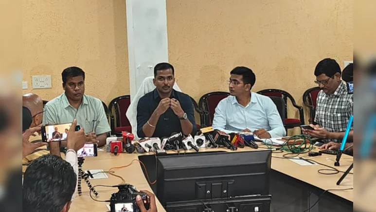 पुलिस की गिरफ्त में खड़े 6 आरोपी, मेज पर रखी एमडीएमए ड्रग्स की पुड़िया, मोबाइल फोन और कूरियर के डिब्बे.