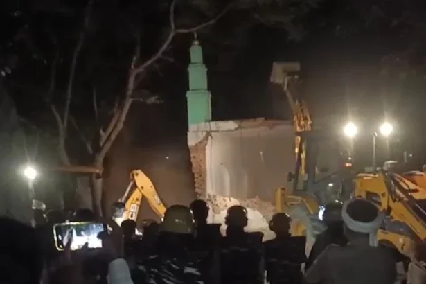 लखनऊ के बीकेटी में ग्राम सभा की जमीन से अतिक्रमण हटाने के दौरान तैनात पुलिस बल और प्रशासनिक अधिकारी