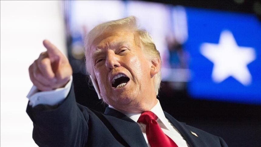 डोनाल्ड ट्रंप की फोटो के साथ बैकग्राउंड में स्ट्रेट ऑफ होर्मुज का मैप और तेल ले जाते जहाजों का ग्राफिक्स .