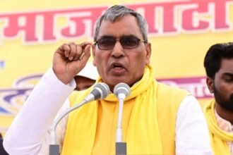 उत्तर प्रदेश की राजनीति में ओम प्रकाश राजभर और शिवपाल यादव के बीच बयानबाज़ी का टकराव, दोनों नेताओं की राजनीतिक बहस और सियासी तनाव को दर्शाती एक प्रतीकात्मक तस्वीर
