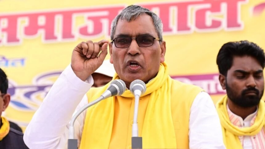 उत्तर प्रदेश की राजनीति में ओम प्रकाश राजभर और शिवपाल यादव के बीच बयानबाज़ी का टकराव, दोनों नेताओं की राजनीतिक बहस और सियासी तनाव को दर्शाती एक प्रतीकात्मक तस्वीर