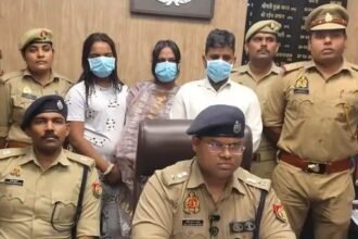 लखनऊ में पुलिस द्वारा नेग के बहाने लूट करने वाले गिरोह के तीन आरोपियों को गिरफ्तार करते हुए, बरामद आभूषण और कार के साथ कार्रवाई का दृश्य