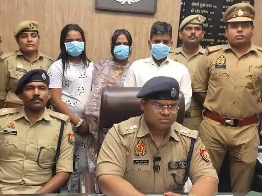लखनऊ में पुलिस द्वारा नेग के बहाने लूट करने वाले गिरोह के तीन आरोपियों को गिरफ्तार करते हुए, बरामद आभूषण और कार के साथ कार्रवाई का दृश्य