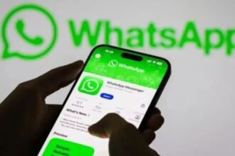 iPhone पर WhatsApp के नए Liquid Glass UI डिजाइन का प्रीव्यू, जिसमें ट्रांसपेरेंट चैट स्क्रीन और मॉडर्न इंटरफेस दिखाई दे रहा है
