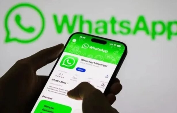 iPhone पर WhatsApp के नए Liquid Glass UI डिजाइन का प्रीव्यू, जिसमें ट्रांसपेरेंट चैट स्क्रीन और मॉडर्न इंटरफेस दिखाई दे रहा है