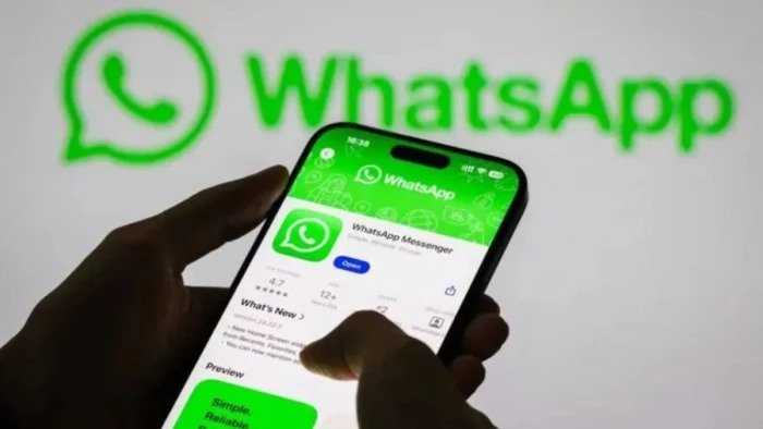 iPhone पर WhatsApp के नए Liquid Glass UI डिजाइन का प्रीव्यू, जिसमें ट्रांसपेरेंट चैट स्क्रीन और मॉडर्न इंटरफेस दिखाई दे रहा है