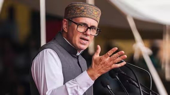 जम्मू-कश्मीर के मुख्यमंत्री उमर अब्दुल्ला प्रेस कॉन्फ्रेंस करते हुए, पीछे जम्मू-कश्मीर का सरकारी सेटअप और राजनीतिक माहौल दर्शाया गया है