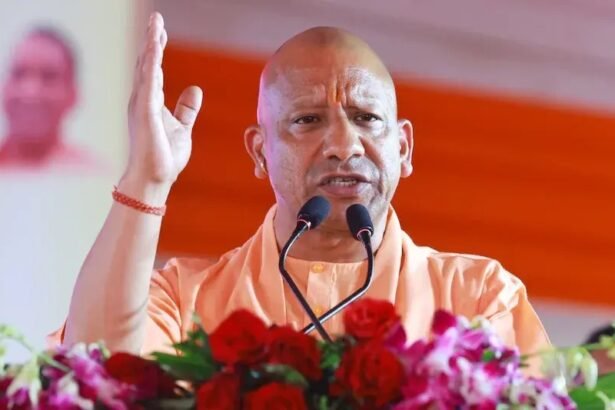 काशी में आयोजित सोमनाथ स्वाभिमान पर्व कार्यक्रम में मंच से संबोधित करते मुख्यमंत्री योगी आदित्यनाथ, पृष्ठभूमि में भगवान सोमनाथ और काशी विश्वनाथ से जुड़ी सांस्कृतिक सजावट दिखाई दे रही है