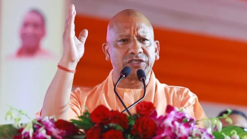काशी में आयोजित सोमनाथ स्वाभिमान पर्व कार्यक्रम में मंच से संबोधित करते मुख्यमंत्री योगी आदित्यनाथ, पृष्ठभूमि में भगवान सोमनाथ और काशी विश्वनाथ से जुड़ी सांस्कृतिक सजावट दिखाई दे रही है
