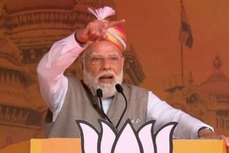 जयपुर के जौहरी बाजार में ज्वेलरी शोरूम पर कम ग्राहक दिखाई दे रहे हैं, पीएम मोदी की सोना न खरीदने की अपील के बाद व्यापारी चिंता जताते नजर आ रहे हैं।