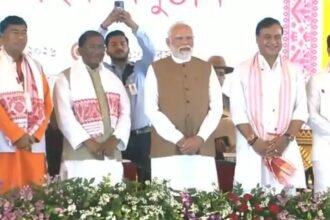 असम में मंत्री पद की शपथ लेने के बाद रामेश्वर तेली मीडिया से बातचीत करते हुए, पीएम मोदी और सीएम हिमंत बिस्वा सरमा का आभार व्यक्त करते नजर आ रहे हैं।