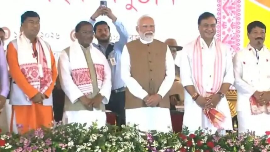 असम में मंत्री पद की शपथ लेने के बाद रामेश्वर तेली मीडिया से बातचीत करते हुए, पीएम मोदी और सीएम हिमंत बिस्वा सरमा का आभार व्यक्त करते नजर आ रहे हैं।