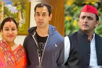 लखनऊ सिविल अस्पताल के बाहर दृश्य, जहां मुलायम सिंह यादव के छोटे बेटे प्रतीक यादव के निधन के बाद शोक का माहौल है, और यादव परिवार से जुड़े लोग दुख व्यक्त करते हुए दिखाई दे रहे हैं