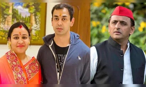 लखनऊ सिविल अस्पताल के बाहर दृश्य, जहां मुलायम सिंह यादव के छोटे बेटे प्रतीक यादव के निधन के बाद शोक का माहौल है, और यादव परिवार से जुड़े लोग दुख व्यक्त करते हुए दिखाई दे रहे हैं