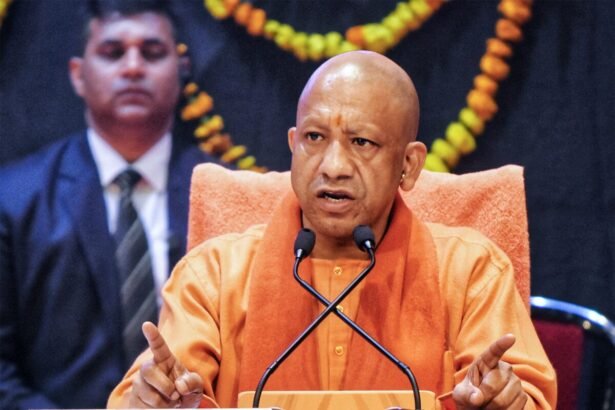 भीषण गर्मी के बीच यूपी में बिजली आपूर्ति की समीक्षा करते ऊर्जा विभाग के अधिकारी, वीडियो कॉन्फ्रेंसिंग के जरिए व्यवस्था पर नजर।