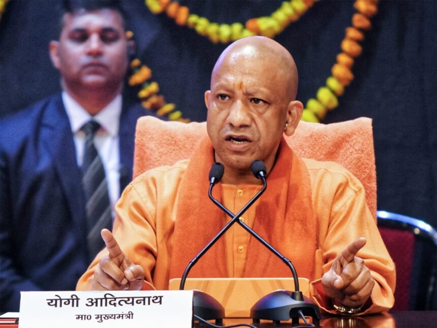भीषण गर्मी के बीच यूपी में बिजली आपूर्ति की समीक्षा करते ऊर्जा विभाग के अधिकारी, वीडियो कॉन्फ्रेंसिंग के जरिए व्यवस्था पर नजर।
