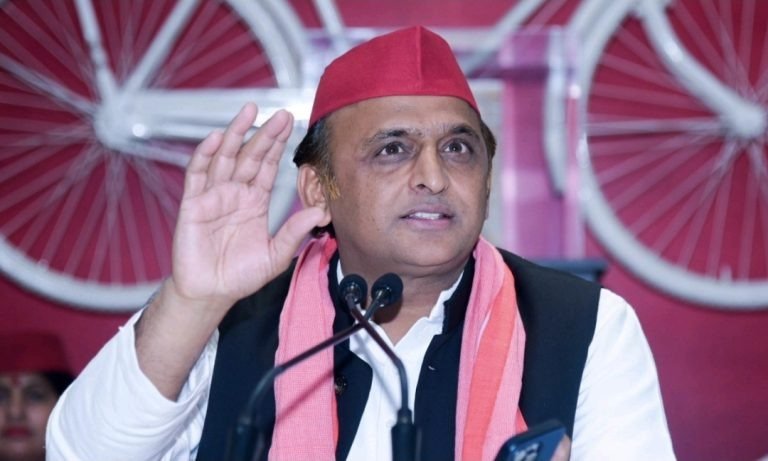 यूपी में बिजली कटौती को लेकर अखिलेश यादव ने योगी सरकार पर साधा निशाना, कई जिलों में लोग परेशान।