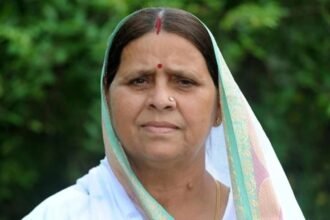 बिहार के मंत्री जमा खान मीडिया से बातचीत करते हुए, राबड़ी देवी के सरकारी आवास विवाद पर कानून के पालन की बात कहते हुए।