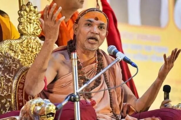 कन्नौज में सड़क किनारे बने अस्थायी टेंट में रात्रि विश्राम करते शंकराचार्य स्वामी अविमुक्तेश्वरानंद, गर्मी के बीच सीमित सुविधाओं के साथ मौजूद श्रद्धालु और सुरक्षा कर्मी