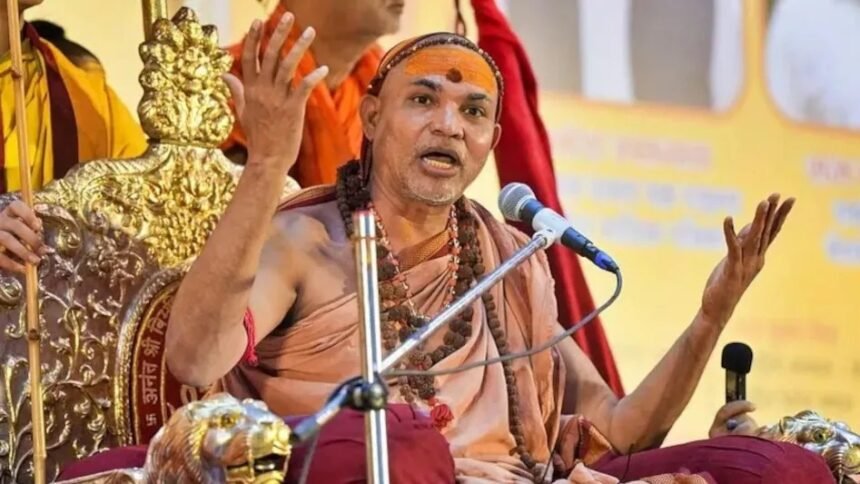 कन्नौज में सड़क किनारे बने अस्थायी टेंट में रात्रि विश्राम करते शंकराचार्य स्वामी अविमुक्तेश्वरानंद, गर्मी के बीच सीमित सुविधाओं के साथ मौजूद श्रद्धालु और सुरक्षा कर्मी